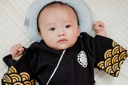 袴のロンパースを着ている赤ちゃん